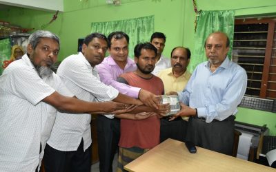 Rajshahi Krishi Unnayun銀行（RAKUB）議長のMuhammad Nazrulイスラムは借り手からの借入金の返済を受けている