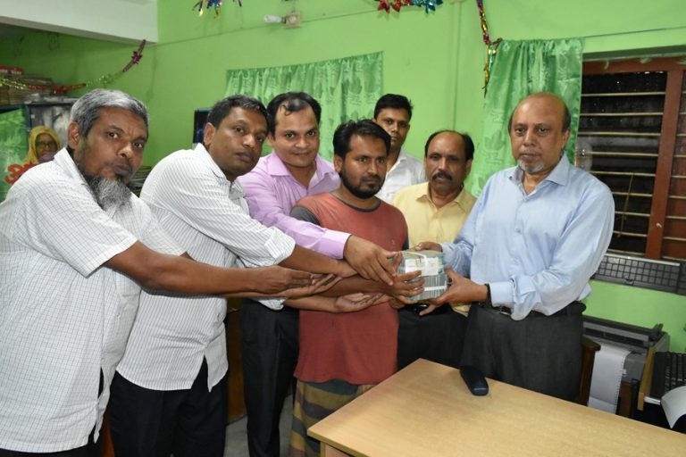 Rajshahi Krishi Unnayun銀行（RAKUB）議長のMuhammad Nazrulイスラムは借り手からの借入金の返済を受けている