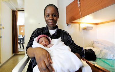 イタリアの到着が急増する救助船で生まれた赤ちゃん "ミラクル"