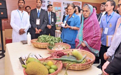 タイのプリンセス・マハ・チャクリー・シリントーンとバングラデシュ農業大臣Matia Chowdhuryが野菜の屋台を訪問