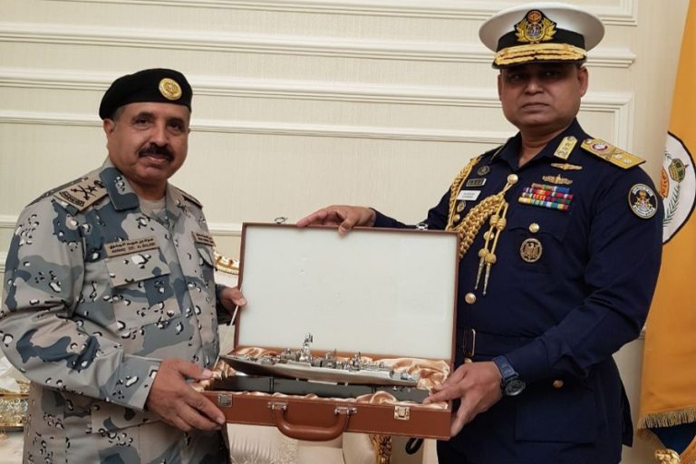 バングラデシュ沿岸警備隊長官Aurangzeb Chowdhury大将はサウジボーダーガードの長官に記念品を渡した
