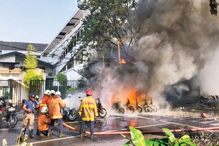 インドネシアの教会爆撃で11人が死亡