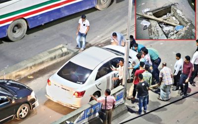 車を救助しようとする歩行者