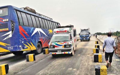 フェニのFatehpur Flyoverの別の車線を横断する車