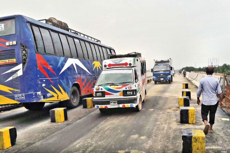 フェニのFatehpur Flyoverの別の車線を横断する車