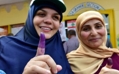 レバノン国民は、投票用紙を投じた後に指紋を刻印している