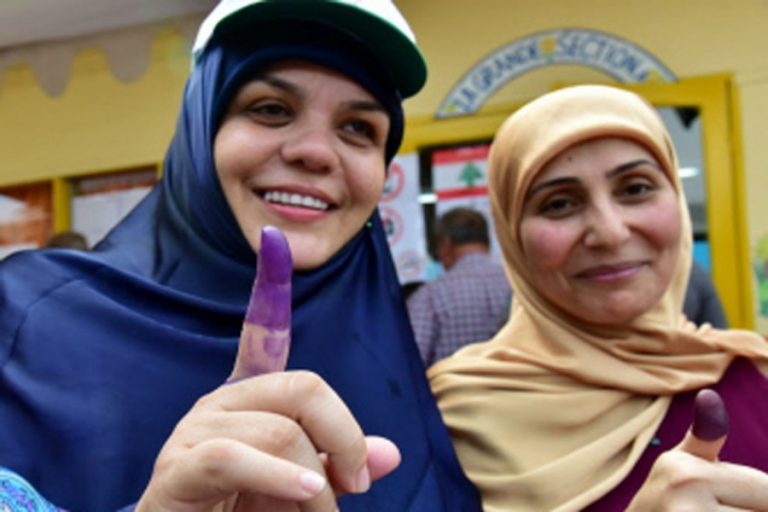 レバノン国民は、投票用紙を投じた後に指紋を刻印している