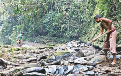 丘陵地の石鉱山：危険にさらされた200川