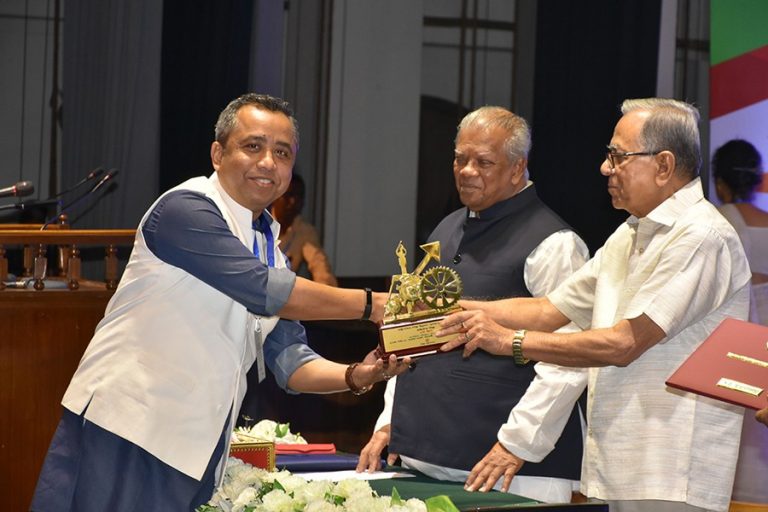 AMLの副専務理事、ServicEngineBPOの会長ASM Mohiuddin Monemは、「2016年の産業開発大統領賞」を受賞しました。