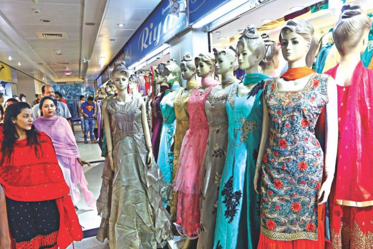 インドの服がEidファッション市場を支配