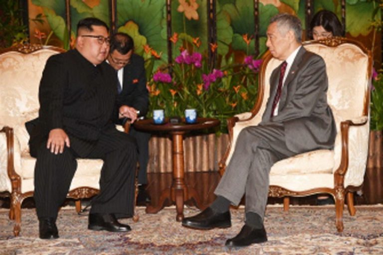 北朝鮮の金正日（キム・ジョンウン）総書記（左）は、シン・シン首席秘書官と会談し、