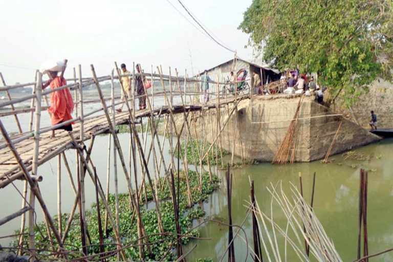 人生を危険にさらす竹の橋を渡る人々