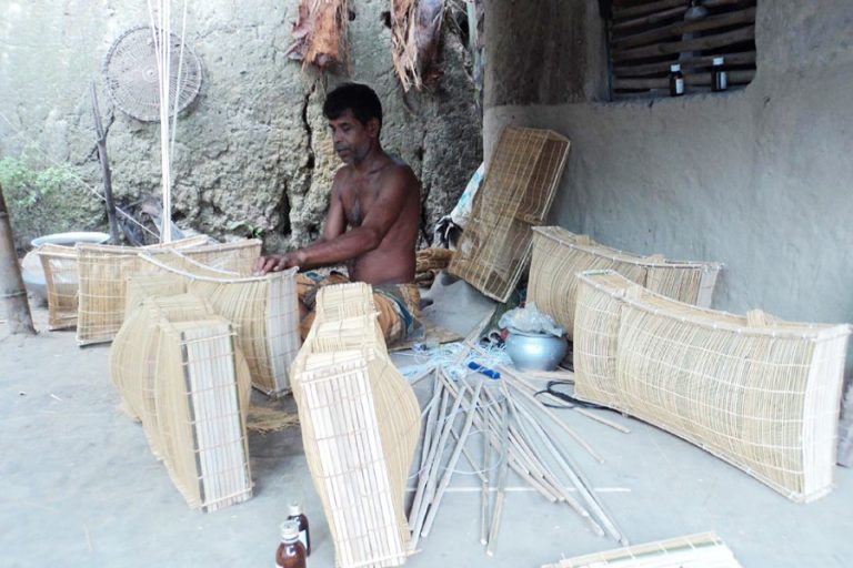 モンスーンがドアをノックすると、竹製の漁具の需要が増加する