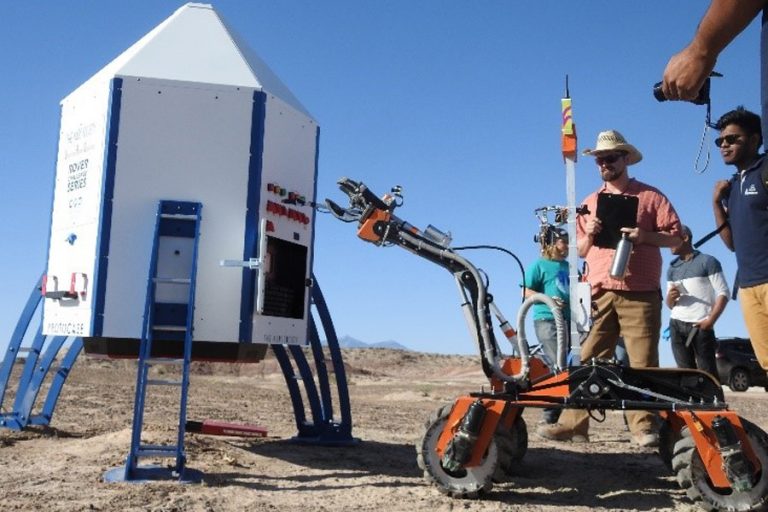 米国ユタ州で開催されたUniversity Rover Challenge（URC）2018にロボットが展示されています