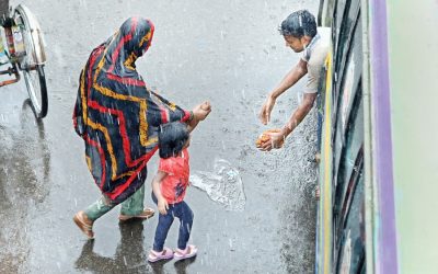 雨が市を激しく吹き飛ばし、住宅街の人々の悲惨さを乗り越える