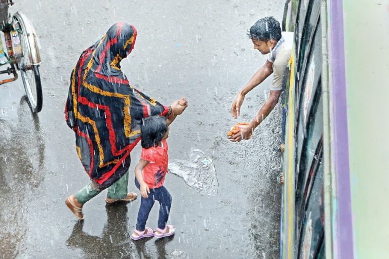 雨が市を激しく吹き飛ばし、住宅街の人々の悲惨さを乗り越える