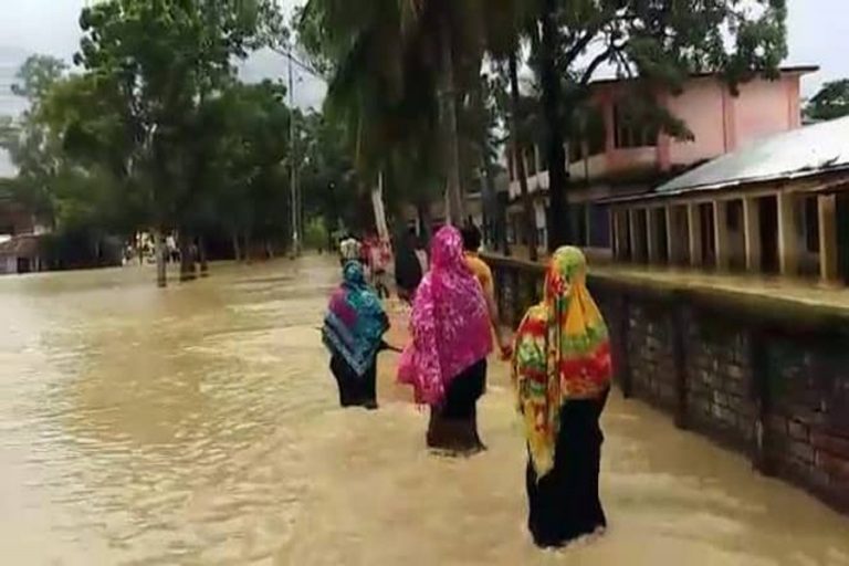 雨、丘の水の突入14 Rangamatiの村を浸水