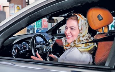 Dr Samira al-Ghamdi、練習心理学者、彼女の車を運転する