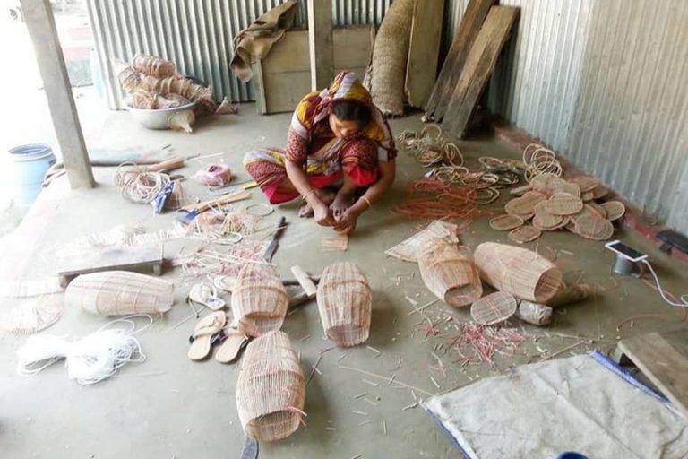 Faridpurの村人の生計を改善する竹の漁具