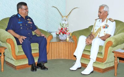 インド海軍長官サニール・ランバを訪問し、バングラデシュ航空大隊航空隊長