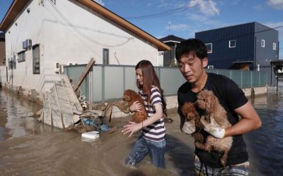日本の洪水、地滑りが64人の命を奪う