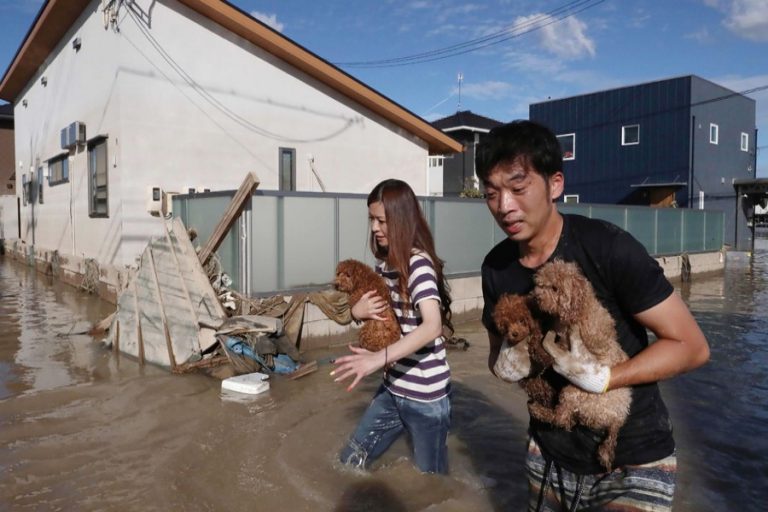 日本の洪水、地滑りが64人の命を奪う