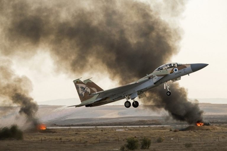 シリアの防空がイスラエルの戦闘機に衝突し、迎撃ミサイル