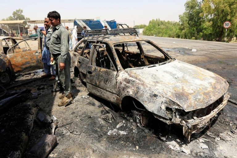 アフガニスタンの自爆攻撃で死ぬ12人