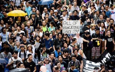 北京の締めつきの強さを背景に香港で何千人も集まる