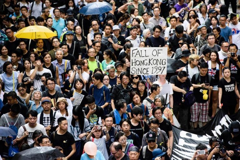 北京の締めつきの強さを背景に香港で何千人も集まる