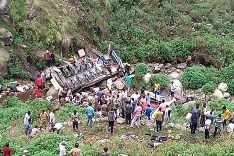 バスが峡谷に落ちると48人が死ぬ