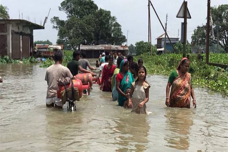 モンスーン洪水、地滑りはインドで15人の命を奪う