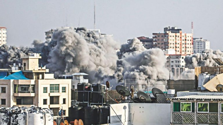 イスラエルの空爆がガザを打つ