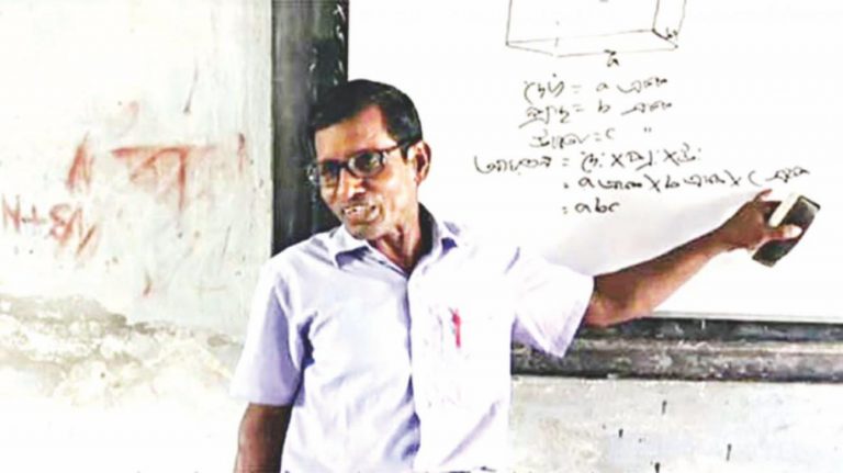 Jessore School Teacher：決して遅くなく、31年間のキャリアに欠けている