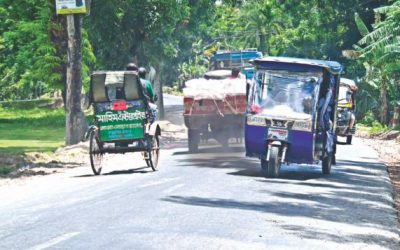 三輪車がバリスロの高速道路に出くわす