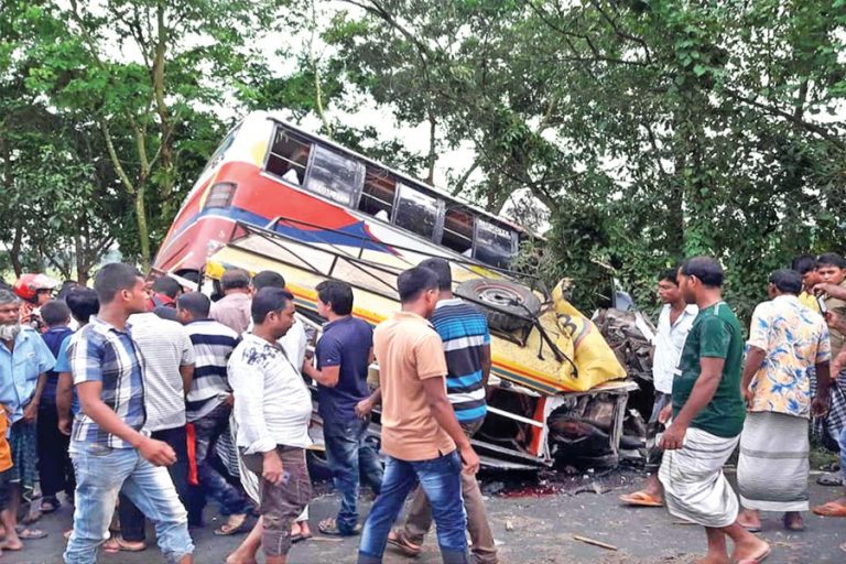 ナトーの道路のクラッシュは死んで13を残す