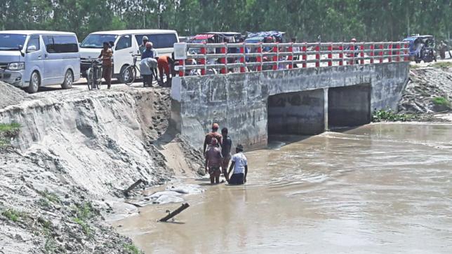 5つの橋、崩壊の危険にさらされた排水溝