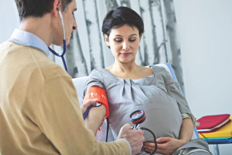 妊娠中の女性は梅毒の再スクリーニングを受けるべきですか？