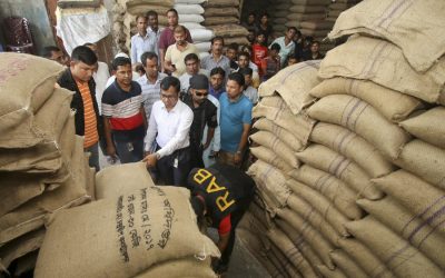 米と小麦の215袋を押収するRABのメンバー