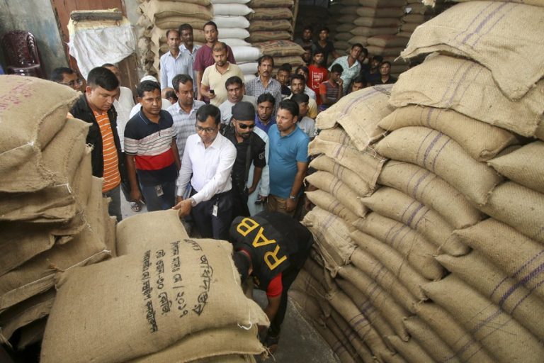米と小麦の215袋を押収するRABのメンバー