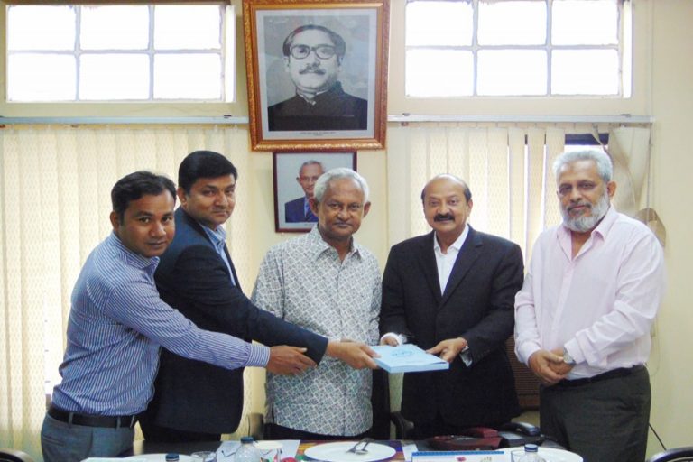 SCB議長、Rezaul KarimがSCB MagazineをKrishnamurthy Gopalakrishnamに引き渡す