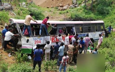 バスがTelanganaの谷に落ちた後、43人が死亡