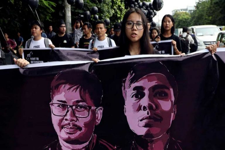 デモ参加者はミャンマーにロイターのジャーナリストを解放するよう求める
