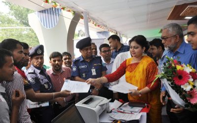 Narsingdi地区のDC、Syeda Farhana Kawnineが土地と牛乳の食品免許証を引き渡す