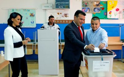 マケドニアの午前のゾラン・ゼオフ、妻のゾリカと彼の息子のドゥシュコが投票を行った