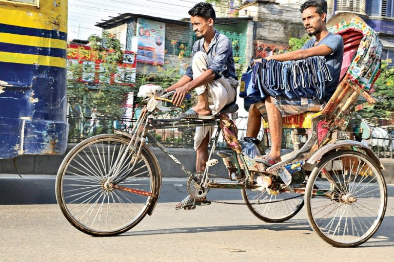 バッテリー駆動人力車は現在、多くの通りに自由に移動しています