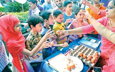 子供の間で無料で茹でた卵を配布