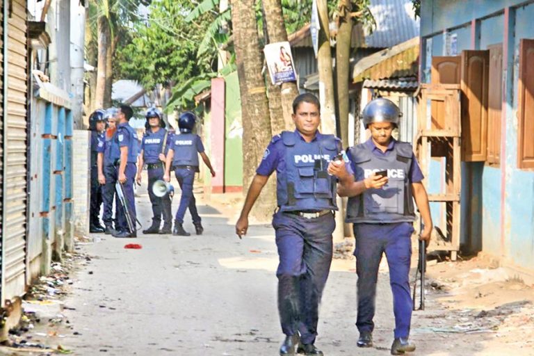 Narsingdiの「戦闘機の隠れ家」で2人が警察に襲撃された