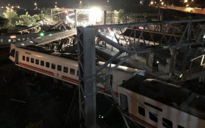 台湾の列車脱線が17人を殺す