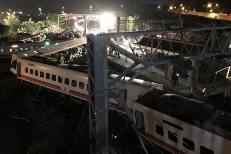 台湾の列車脱線が17人を殺す